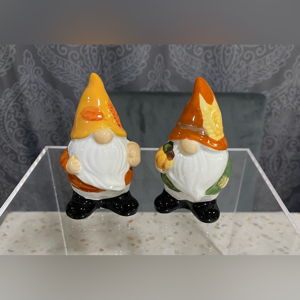 Set of Salt and Pepper Shakers of Ceramic Gnomes - Picture 15 of 15
